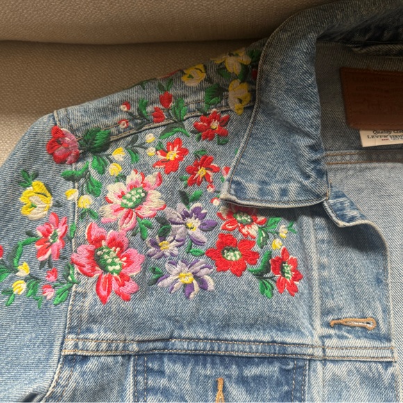 Adorable oversized Levi’s floral Jean jacket - Picture 3 of 5